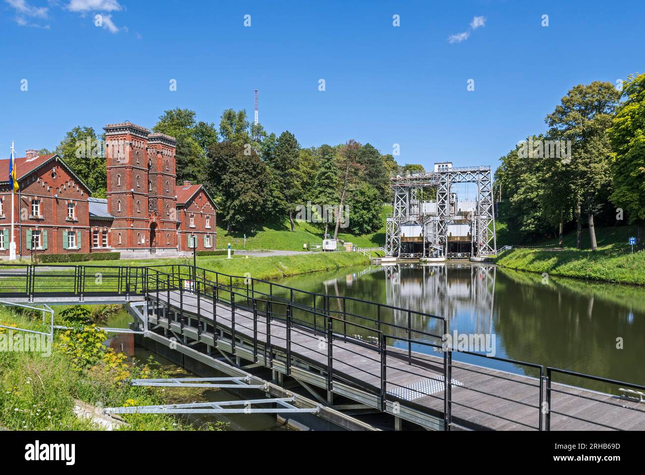 Edificio sala macchine e sollevatore idraulico per imbarcazioni n.. 3 sul vecchio Canal du Centre a Strépy-Bracquegnies vicino a la Louvière, Hainaut, Vallonia, Belgio Foto Stock