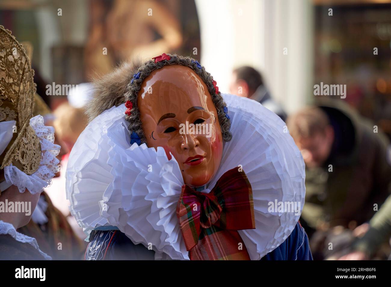 Villingen, Germania - 20 febbraio 2023: Giullare di Carnevale nella quinta stagione. Sfilata con persona mascherata con maschera. Foto Stock