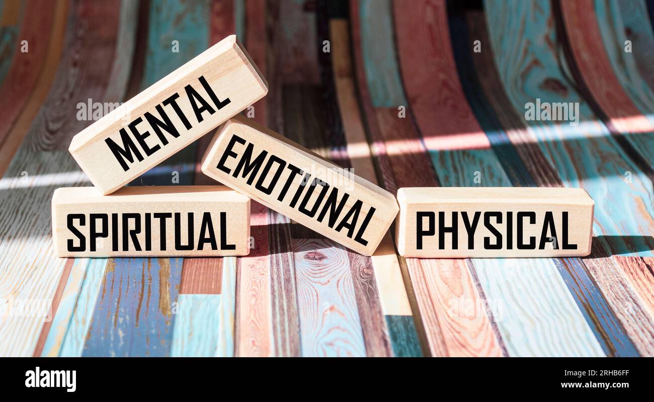 Psichico spirituale emotivo fisico scritto su blocchi di legno e sfondo vintage Foto Stock
