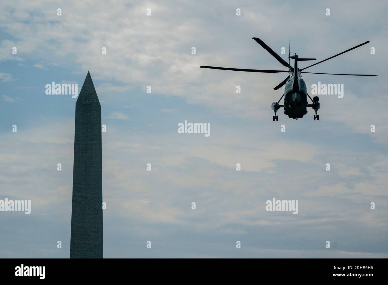 Washington, DC, USA. 15 agosto 2023. Marine One che trasporta il presidente degli Stati Uniti Joe Biden parte dal South Lawn della Casa Bianca a Washington, DC, Stati Uniti, martedì 15 agosto, 2023. Biden, parlando oggi nel Wisconsin, sta conducendo uno sforzo a livello amministrativo per celebrare il primo anniversario della legislazione di Democrats sul clima e sui prezzi della droga, sui cui funzionari di attuazione contano per alimentare l'offerta di rielezione di presidents. Crediti: Nathan Howard/Pool tramite CNP/dpa/Alamy Live News Foto Stock