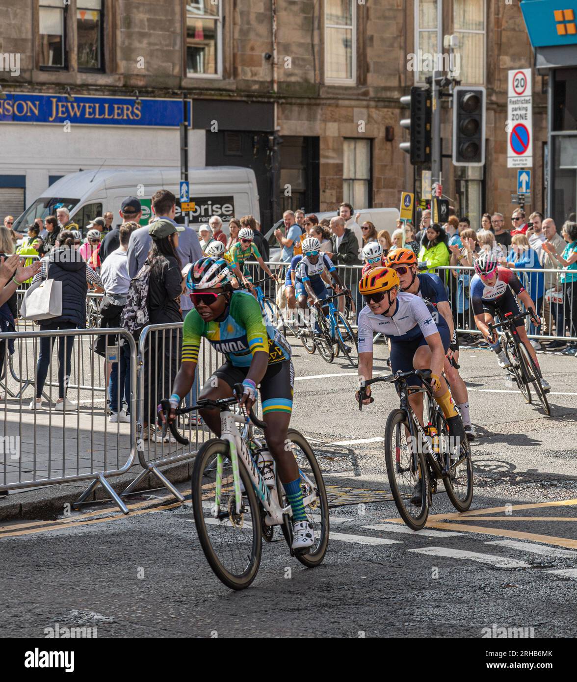 Florence Nakagwa dell'Uganda che si trasforma da Byres Rd in Great George St, West End di Glasgow, Scozia, UCI Elite Women's World Championships Road Race. Foto Stock