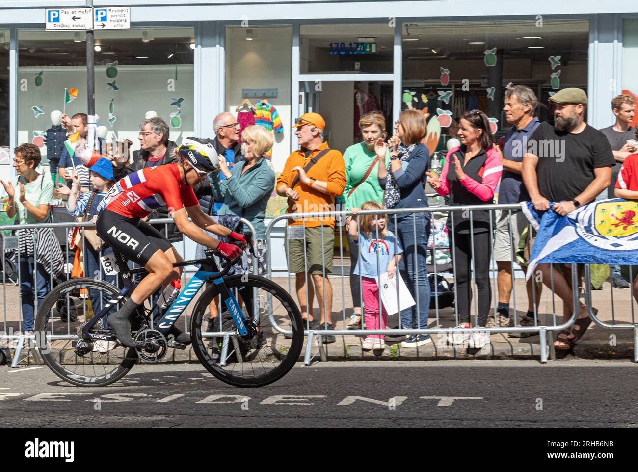 Katrine Aalerud, norvegese, pedalando su Great George Street, Glasgow, durante la gara d'élite del campionato del mondo femminile su strada 2023 dell'UCI. Tifo per gli spettatori. Foto Stock