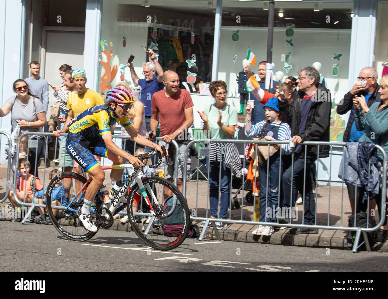 Yulia Biriukova, Ucraina, in Great George Street a Glasgow, in Scozia, durante la gara d'élite del campionato del mondo femminile su strada 2023. Foto Stock