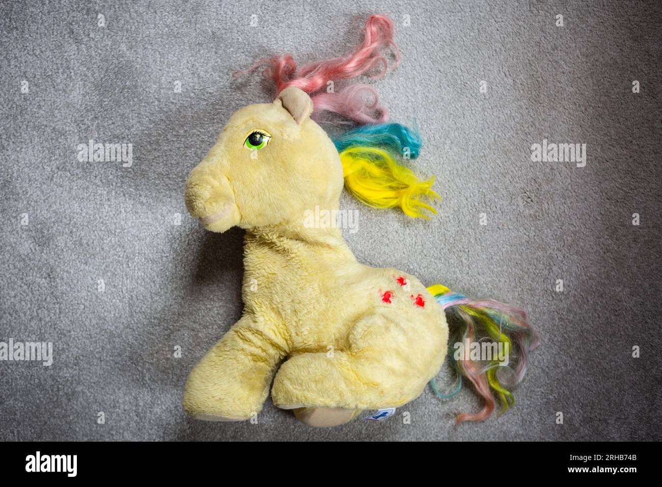 Grande Fiore imbottito augura il mio piccolo giocattolo Pony degli anni '1980, su un tappeto grigio. Foto Stock