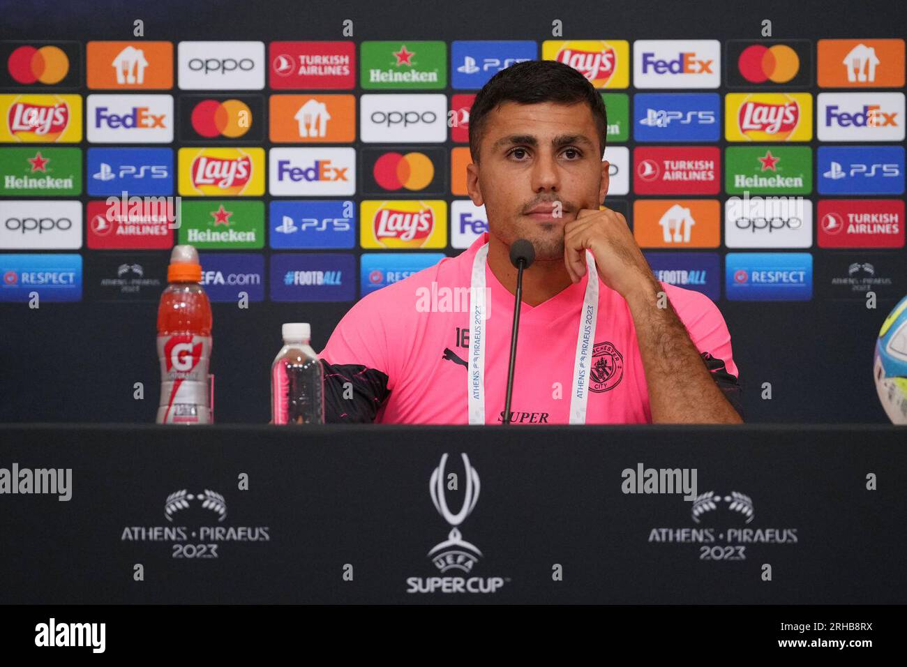 PIREO, GRECIA - 15 AGOSTO: Rodri di Manchester City parla con i media durante una conferenza stampa in vista della partita della Supercoppa UEFA 2023 tra Manchester City FC e Sevilla FC al Karaiskakis Stadium il 15 agosto 2023 al Pireo, in Grecia. (Foto di Alex Caparros - UEFA/UEFA tramite Getty Images) Foto Stock