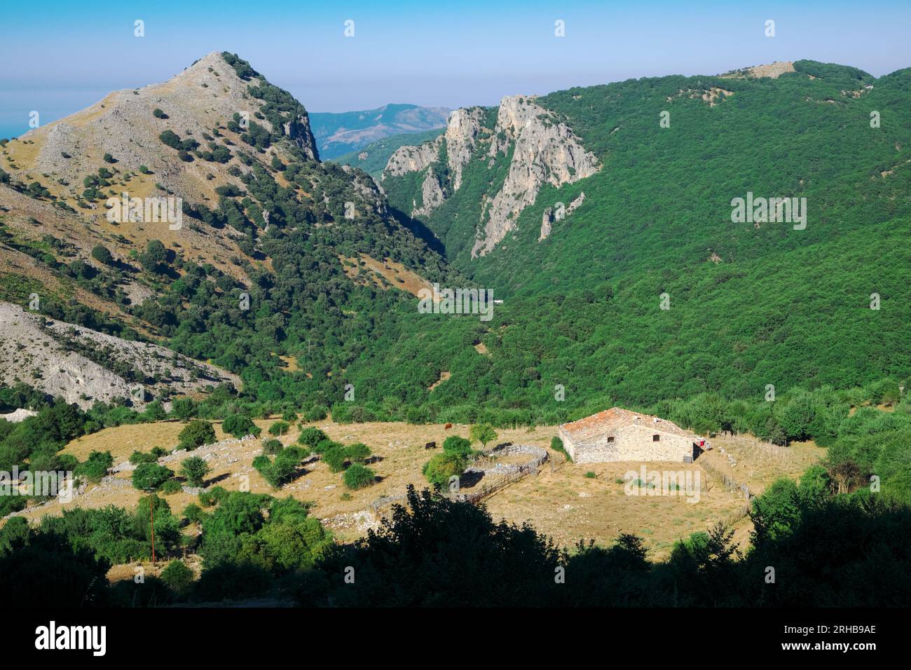 Edificio rurale nel paesaggio naturale della Gola di Faguara nel Parco delle Madonie, Sicilia, Italia Foto Stock