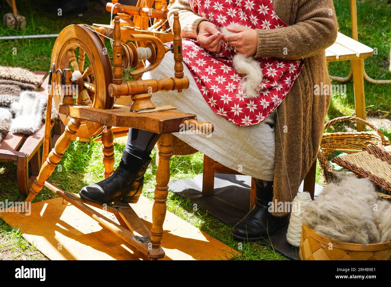 Autentica ruota rotante in legno in azione, cesto di filati completo Foto Stock