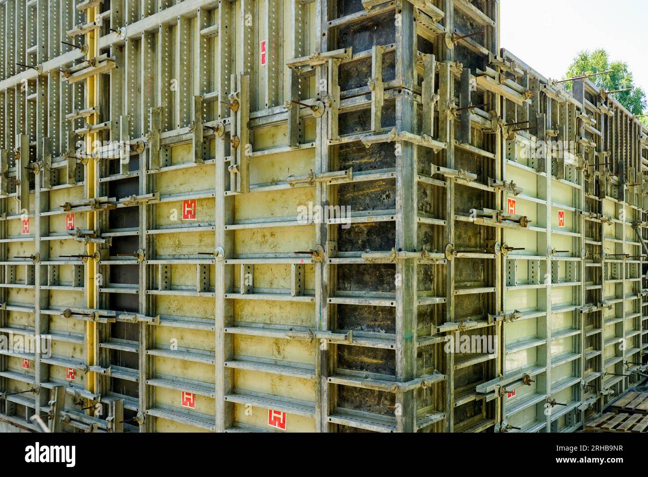 Lavori di calcestruzzo, primo piano delle casseforme in calcestruzzo installate nel cantiere Foto Stock