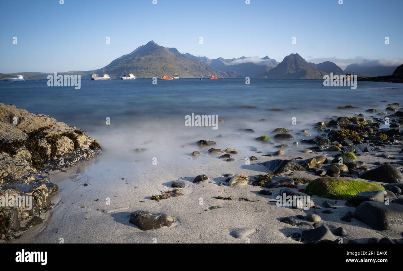 Isola di Skye Elgol e vista iconica dei Cullins e del Loch Scavaig dalla spiaggia Foto Stock