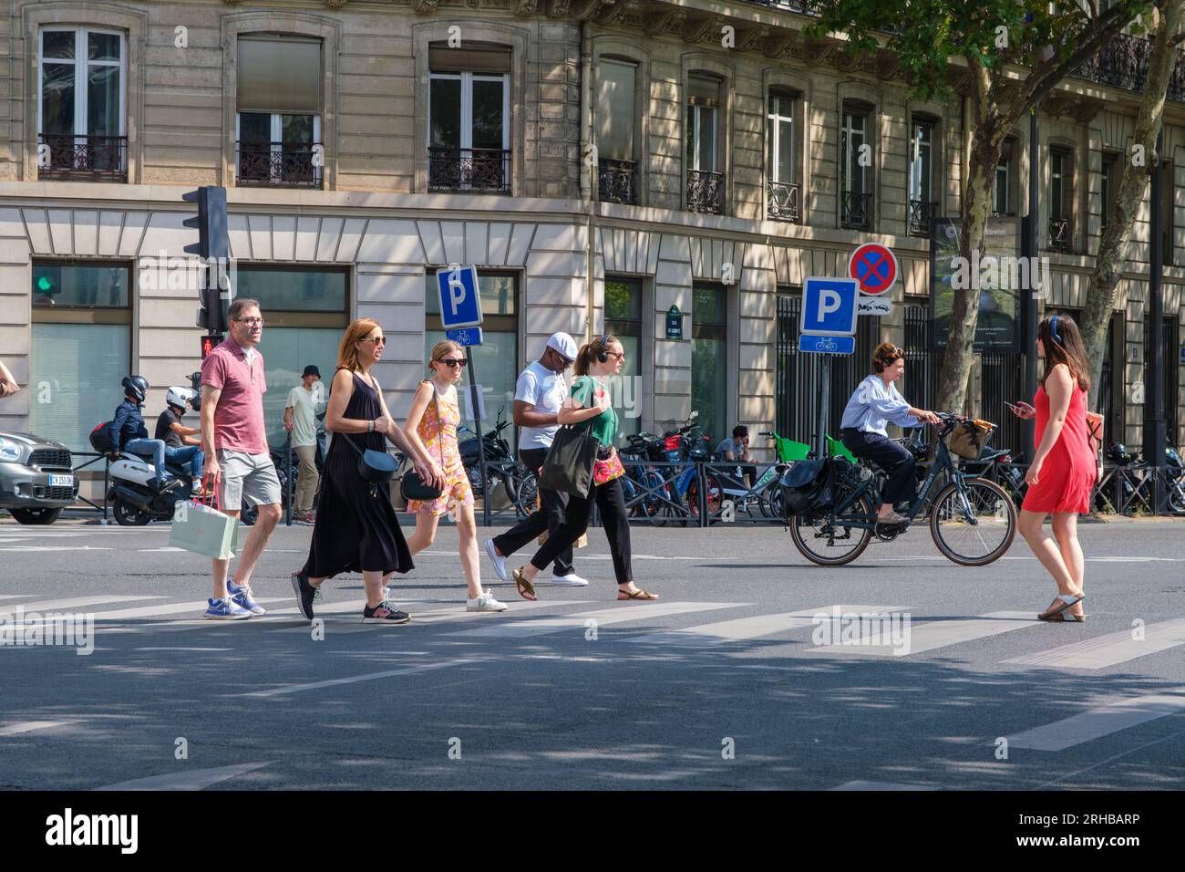 Parigi, FR - 31 agosto 2022: Gente che attraversa Rue de Rivoli Foto Stock
