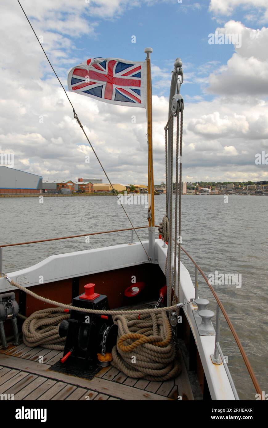 Bow of Pleasure Cruiser sul fiume Medway con Union Flag che vola nella brezza Foto Stock