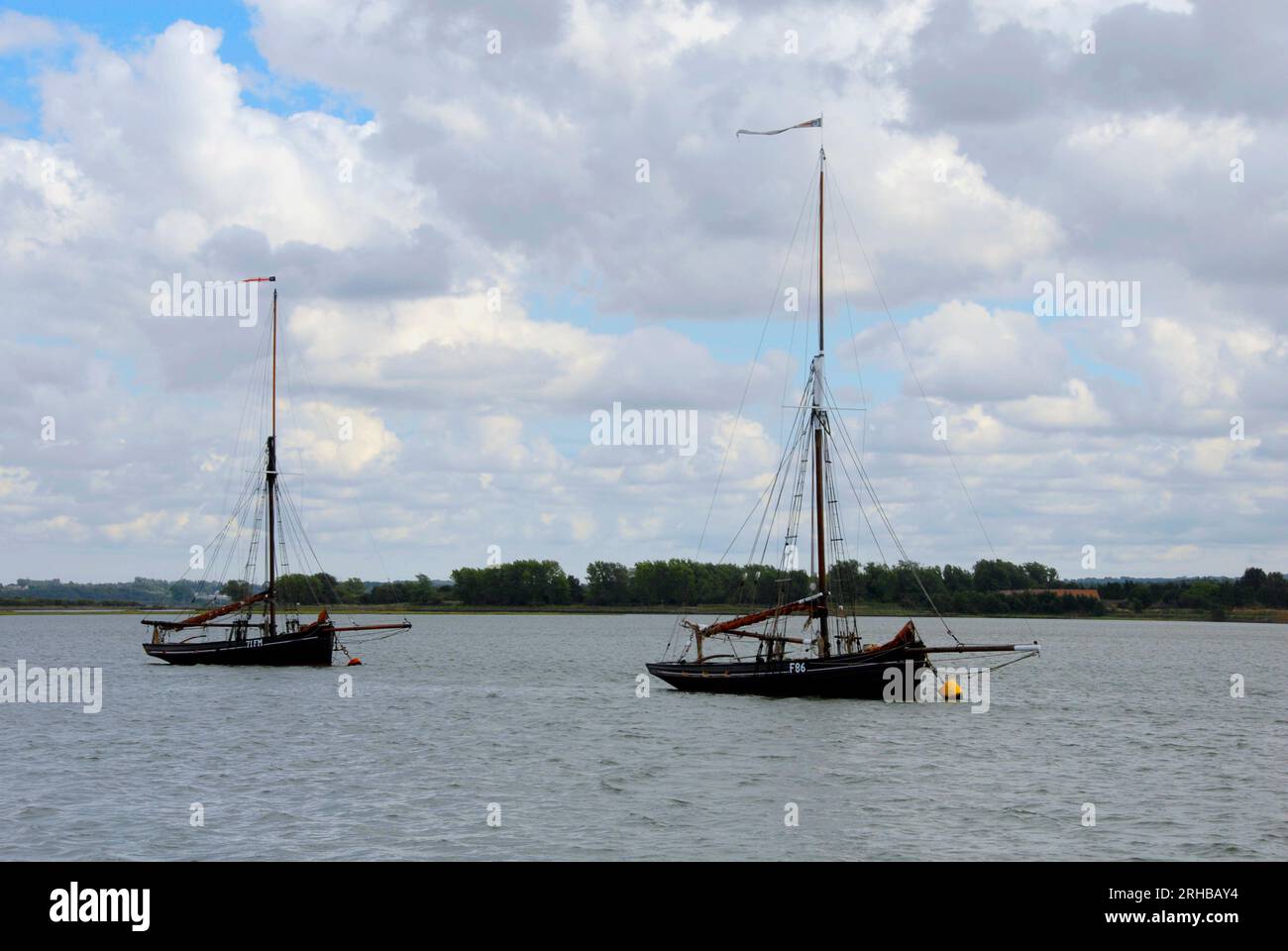 Due barche a vela ormeggiate sul fiume Medway Foto Stock