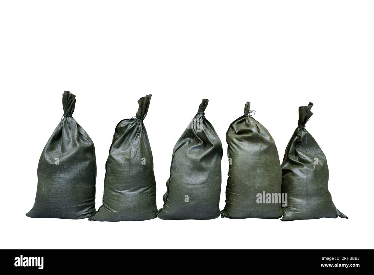 Sacchetti di sabbia verde oliva isolati su sfondo bianco con utensile di ritaglio. Sono ideali per il controllo delle inondazioni, per proteggere le porte o per deviare l'acqua. Foto Stock