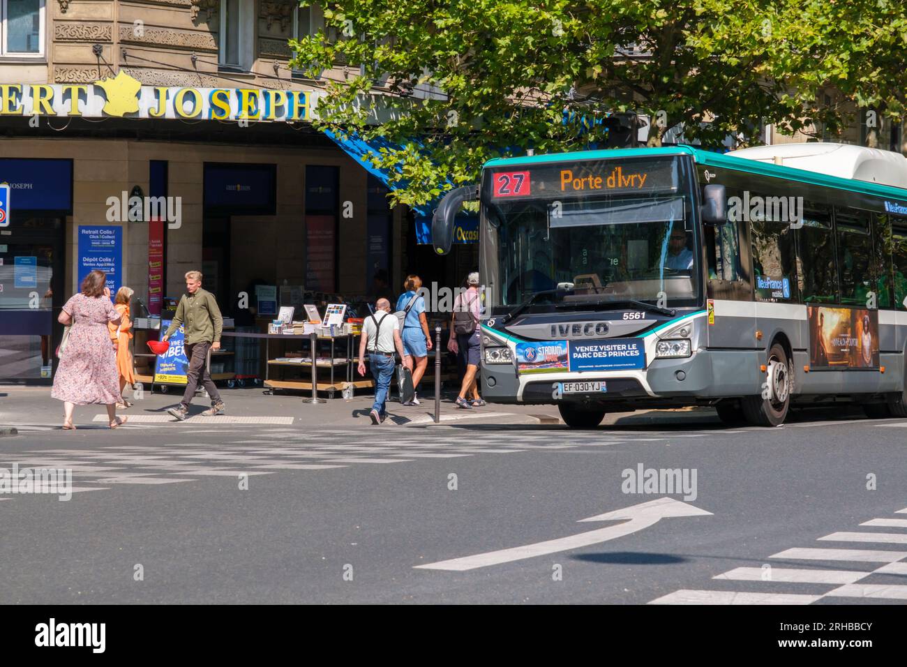 Parigi, FR - 31 agosto 2022: Autobus RATP sul Boulevard Saint-Michel a Parigi Foto Stock