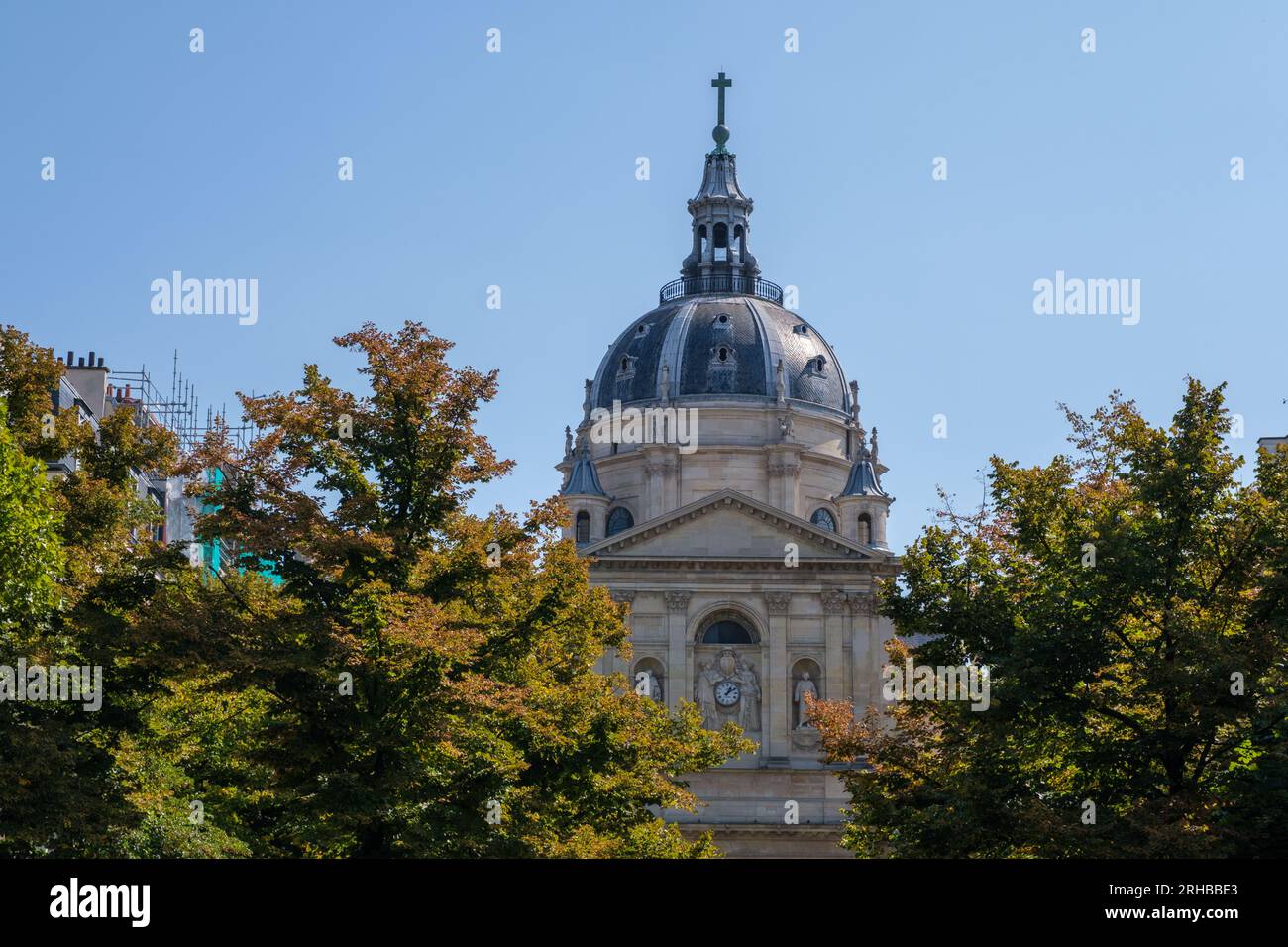 Parigi, FR - 31 agosto 2022: Facciata dell'edificio dell'Università della Sorbona Foto Stock