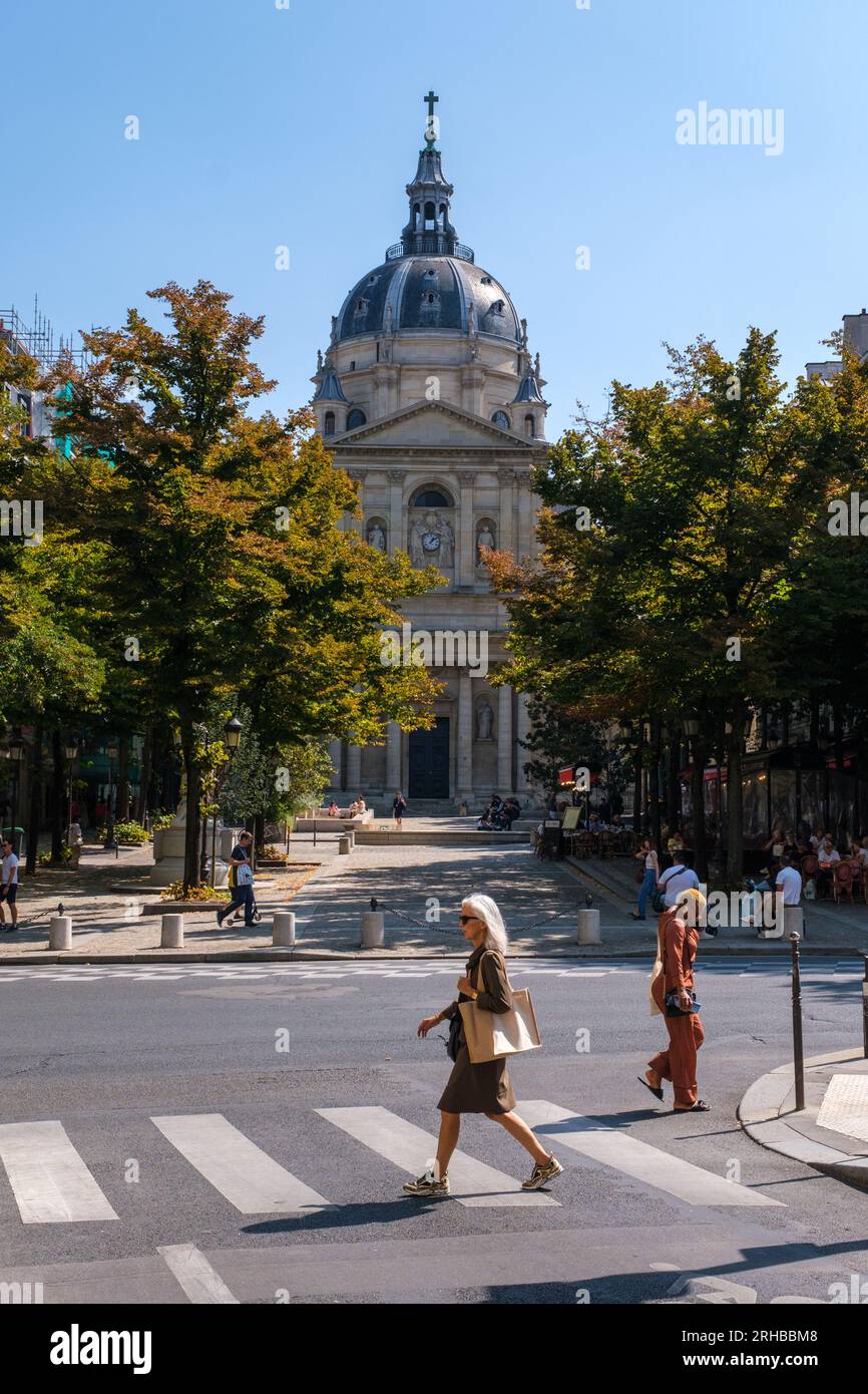 Parigi, FR - 31 agosto 2022: Facciata dell'edificio dell'Università della Sorbona Foto Stock