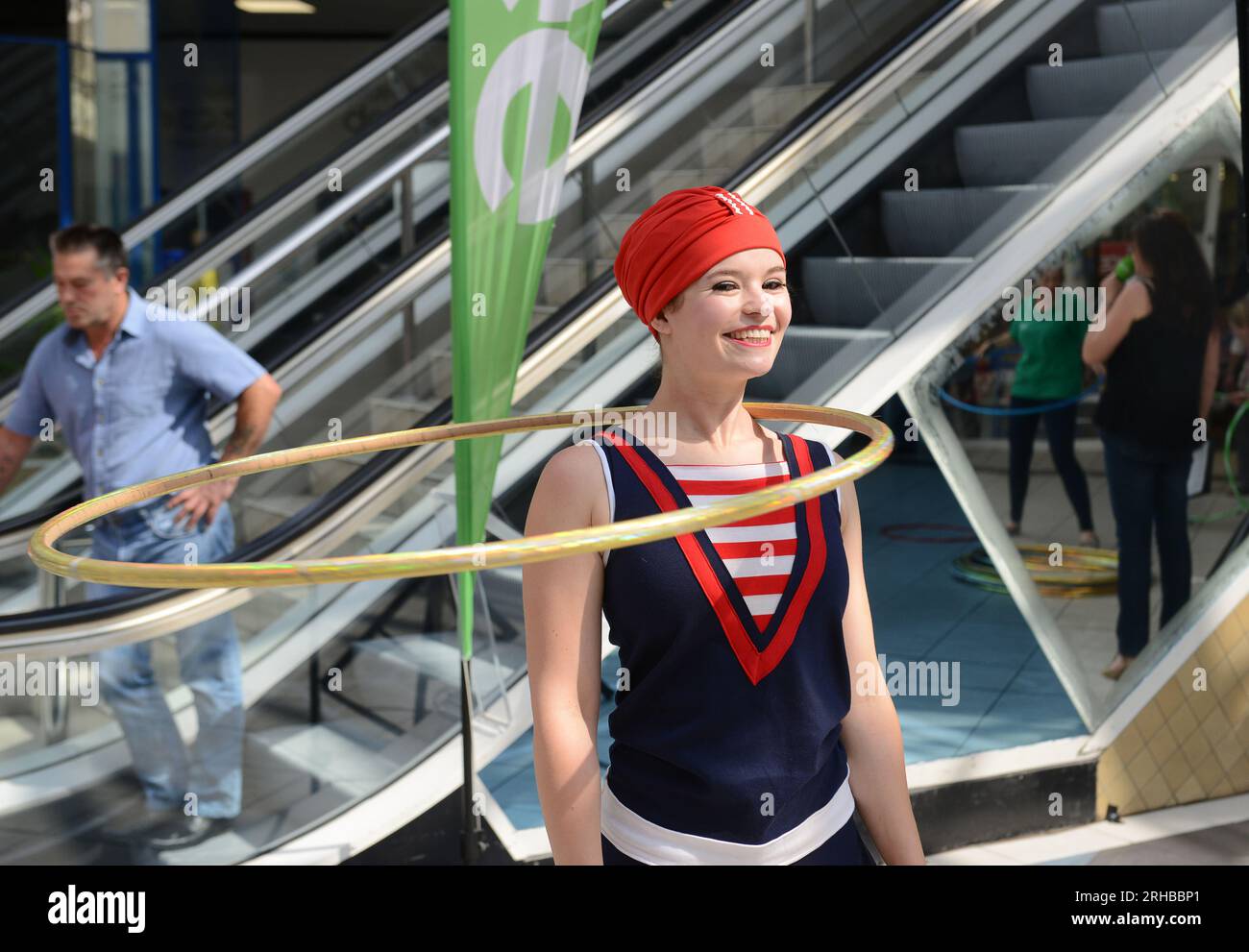 Artisti hula hoop che si esibiscono al centro commerciale Britain, Regno Unito Foto Stock