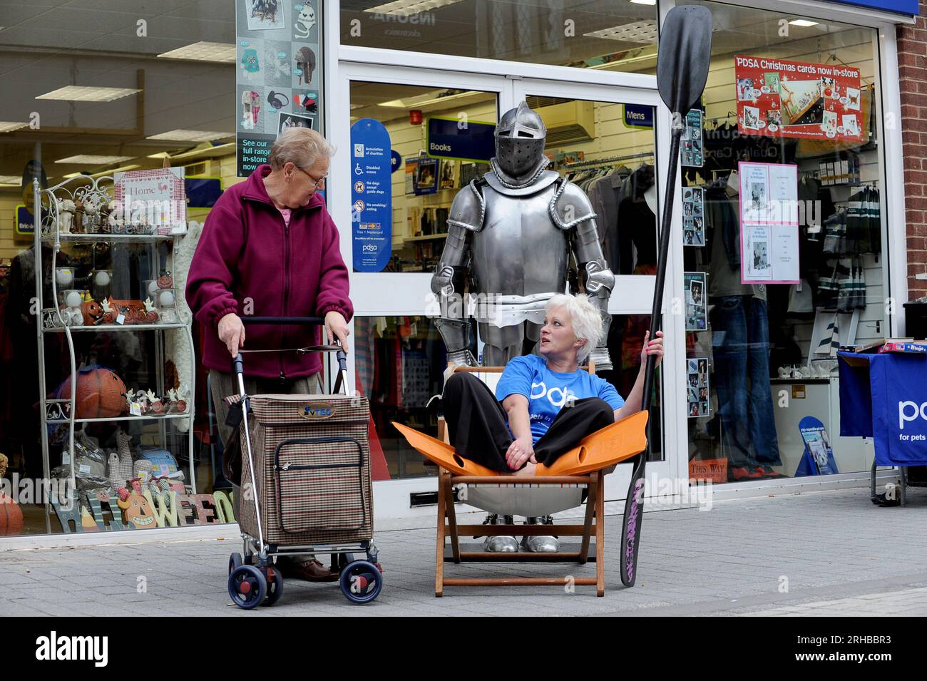 PDSA shop volontario che pubblicizza i negozi di merci a Wellington, Shropshire Foto Stock