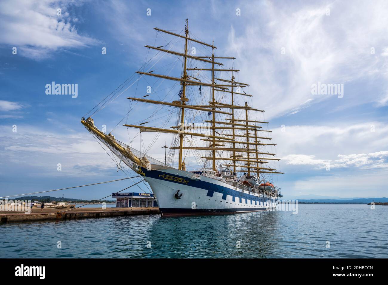 L'alta nave a cinque alberi di Star Clipper, completamente equipaggiata, è ormeggiata al porto di Katakolon, porta d'ingresso all'antica Olimpia, Katakolon, Peloponneso, Grecia Foto Stock