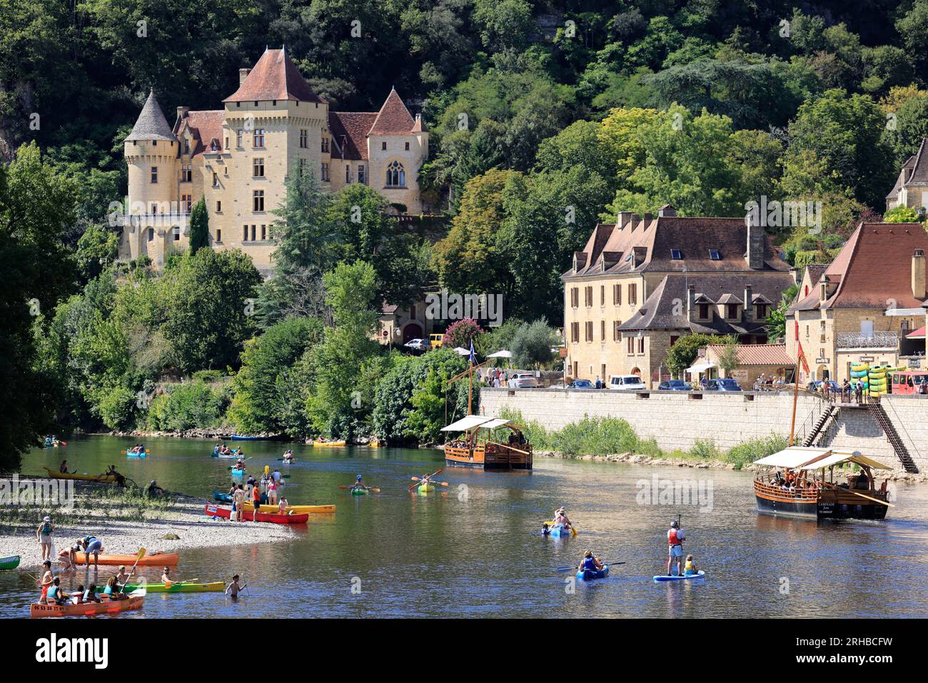 Tourisme et Promenade sur la rivière Dordogne à la Roque-Gageac en Périgord Noir. Le Village de la Roque-Gageac est classé parmi les più beaux villag Foto Stock