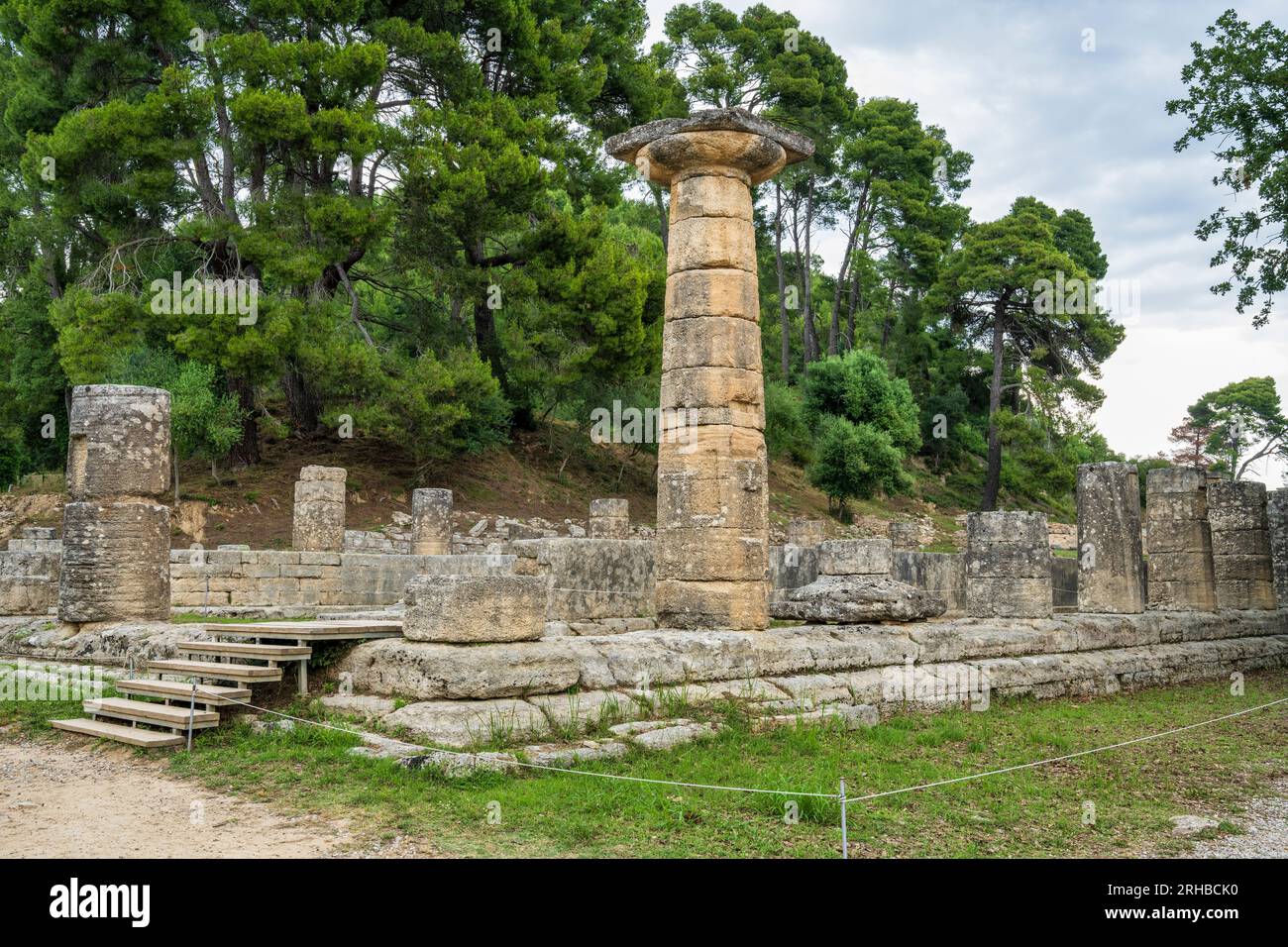Vista dell'estremità occidentale del Tempio di era nell'antica Olimpia, luogo di nascita dei Giochi Olimpici, a Elis, Peloponneso, Grecia Foto Stock