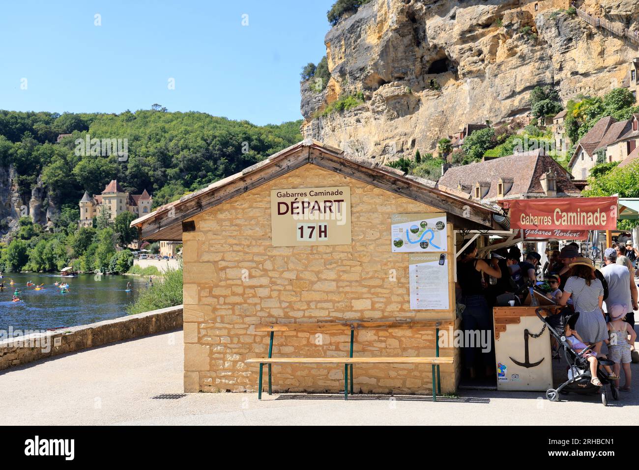 Tourisme et Promenade sur la rivière Dordogne à la Roque-Gageac en Périgord Noir. Le Village de la Roque-Gageac est classé parmi les più beaux villag Foto Stock