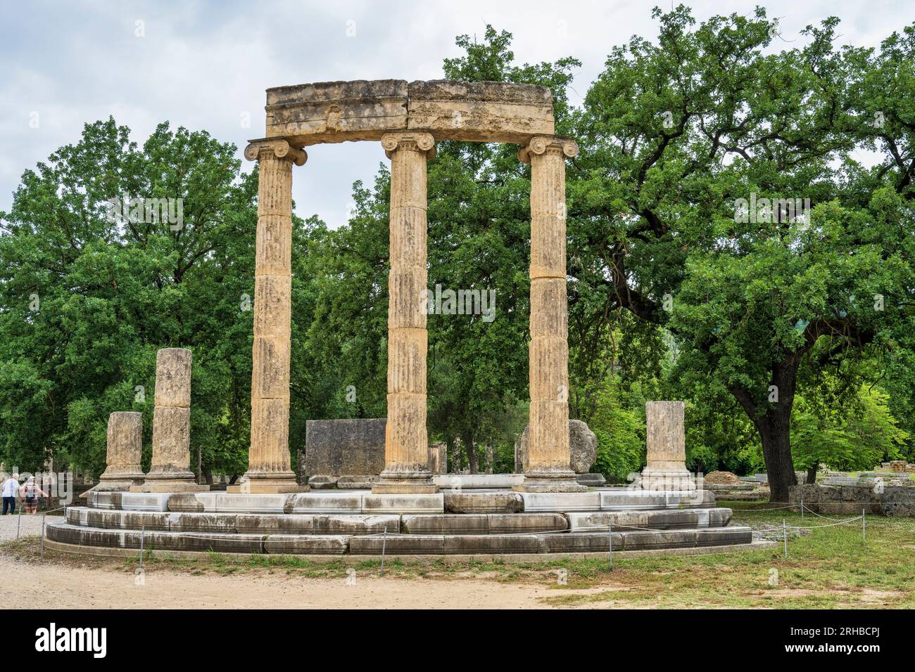 Il Philippeion, un memoriale circolare ionico della famiglia di Filippo nell'antica Olimpia, luogo di nascita dei Giochi Olimpici, ad Elis, Peloponneso, Grecia Foto Stock