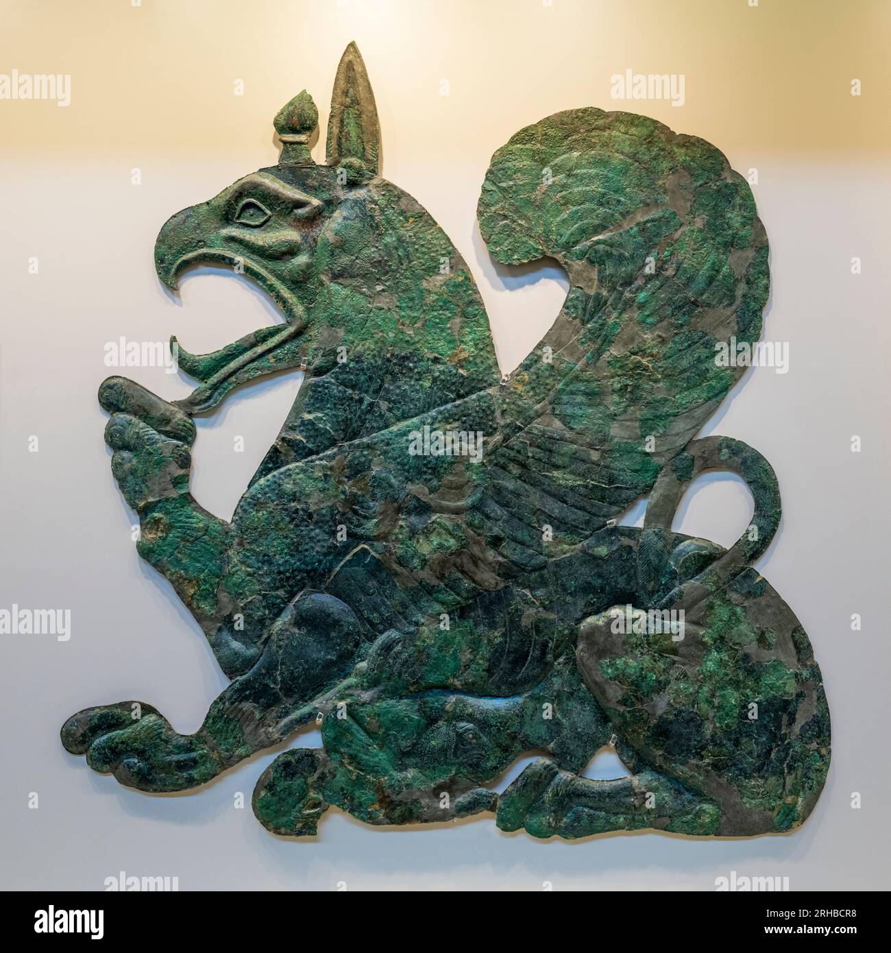 Rappresentazione in bronzo di un grifone in mostra al Museo Archeologico dell'antica Olimpia, Elis, Peloponneso, Grecia Foto Stock