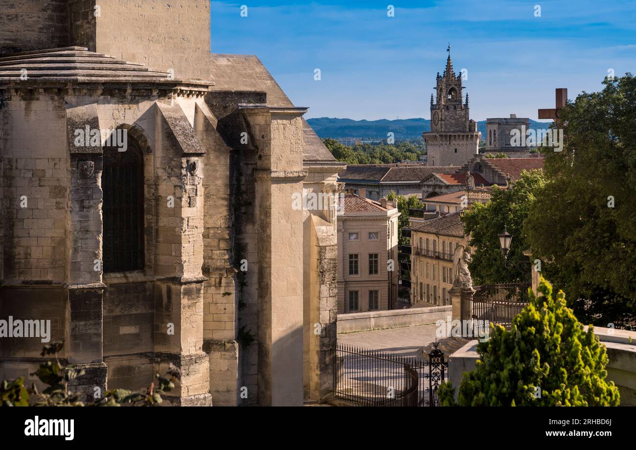 Vista dal giardino Dom sul campanile del municipio. Vaucluse Provence, Francia. Foto Stock
