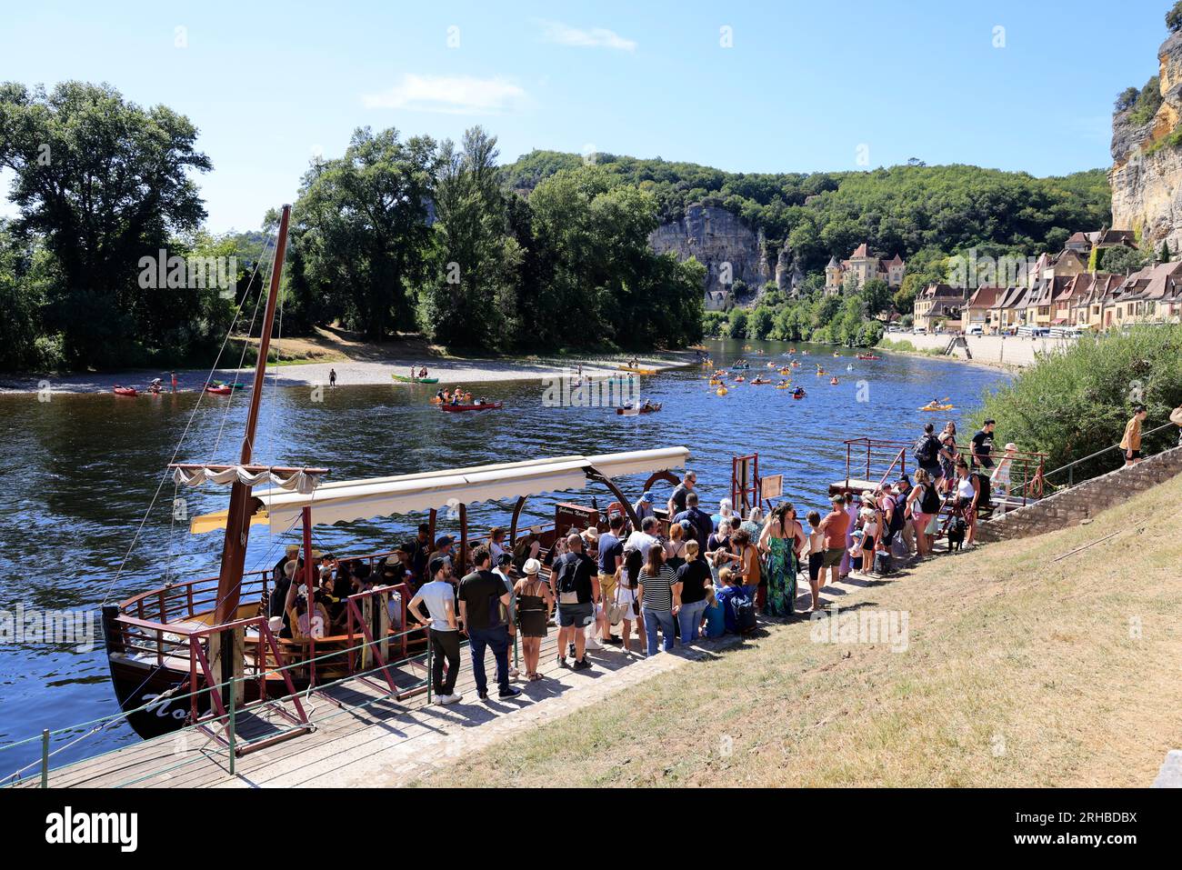 Tourisme et Promenade sur la rivière Dordogne à la Roque-Gageac en Périgord Noir. Le Village de la Roque-Gageac est classé parmi les più beaux villag Foto Stock