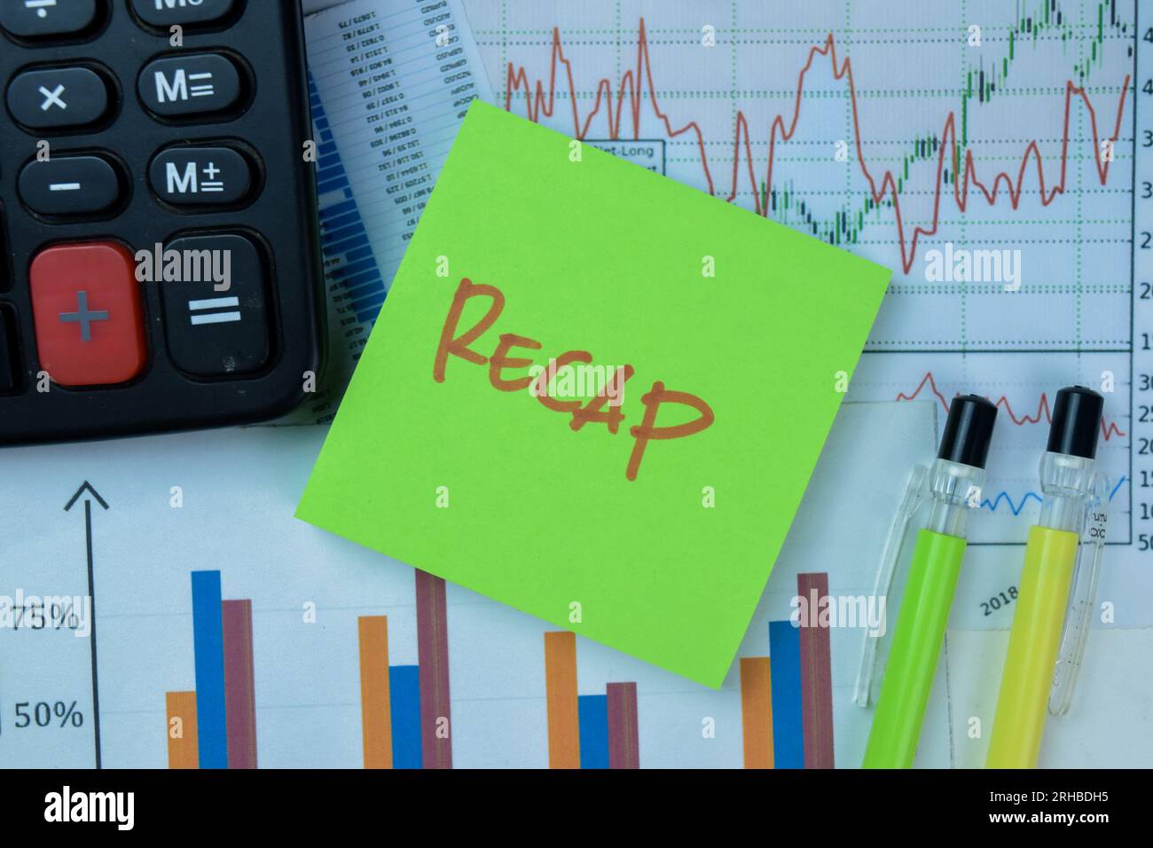 Concetto di ricapitolazione scrivere sulle note adesive isolate su un tavolo in legno. Foto Stock