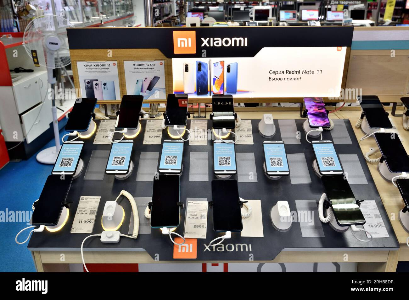 Mosca, Russia - 14 agosto. 2023. Xiaomi Redmi nota 11 telefono nel negozio Mvideo di un negozio di elettronica ed elettrodomestici a Zelenograd Foto Stock