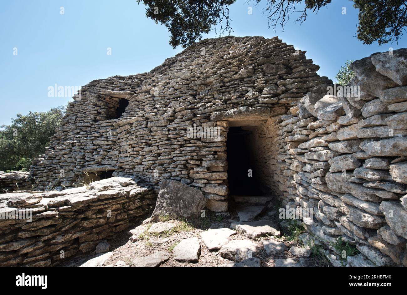 Antichi edifici in pietra, villaggio di Bories, Gordes, Provence-Alpes-Cote d’Azur, Francia, Europa Foto Stock