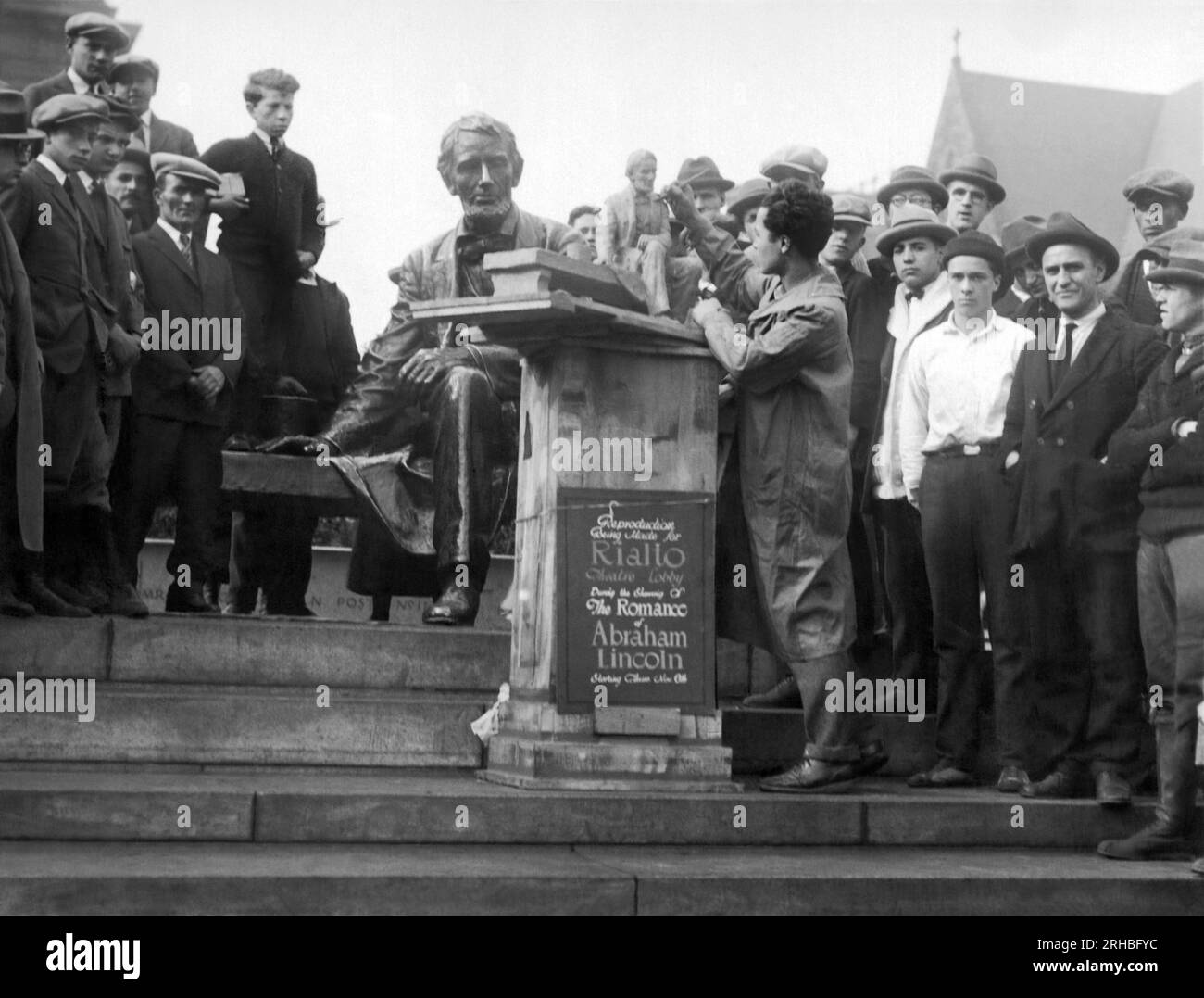 Newark, New Jersey: 11 novembre 1924 Isamu Noguchi, diciannovenne allievo della New Leonardo da Vince Art School di New York. Qui sta modellando una copia in miniatura del Lincoln Monument a Newark mentre i passanti guardano con meraviglia e ammirazione. Foto Stock