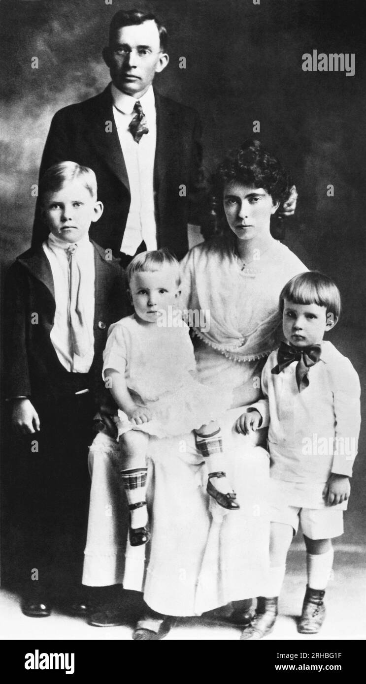 Yorba Linda, California: 1916 Richard Nixon aveva 3 1/2 anni quando fu scattato questo ritratto di famiglia. Si trova all'estrema destra dell'immagine, e suo fratello Donald siede in braccio a sua madre mentre suo fratello Harold si trova a sinistra. Foto Stock