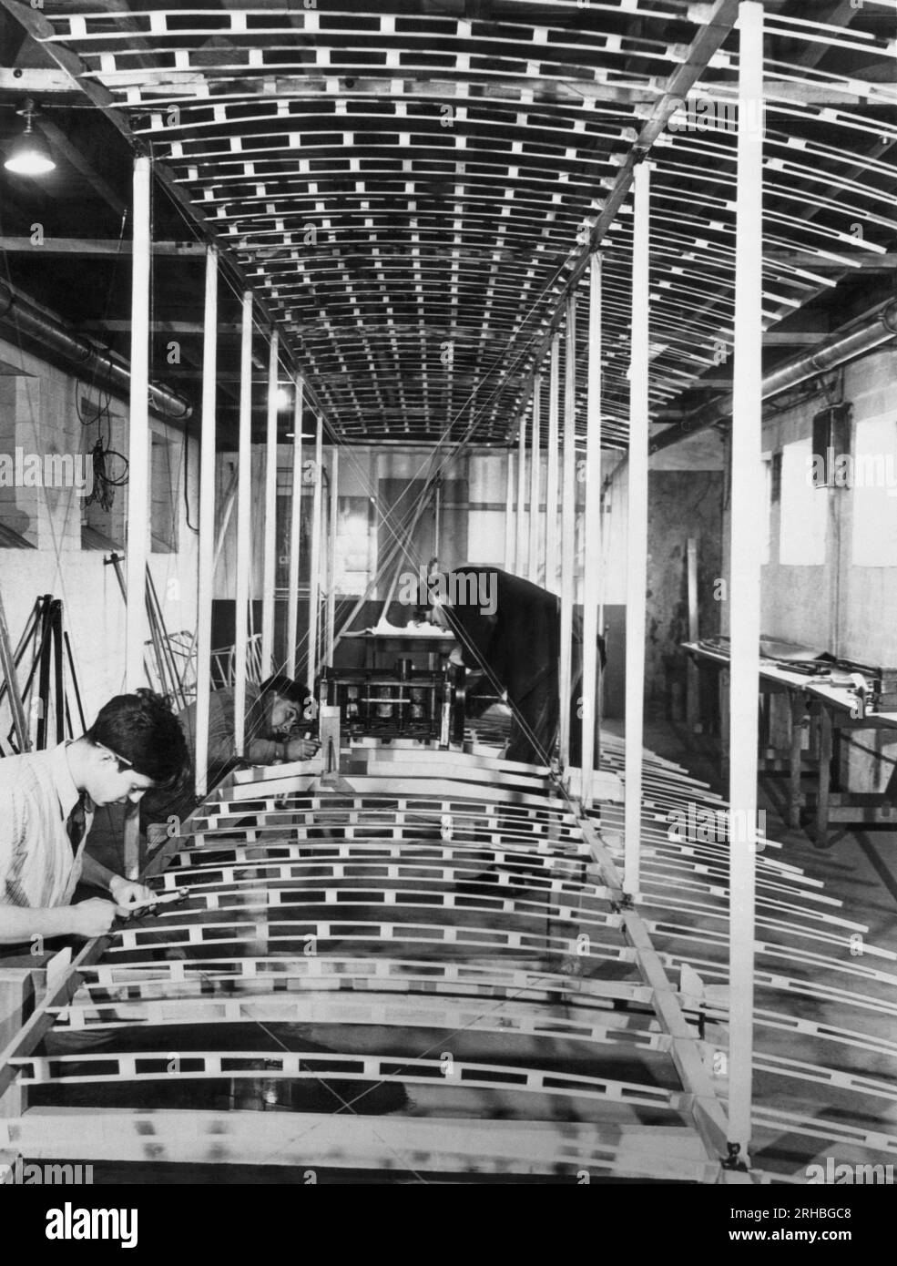 Londra Colney, Inghilterra: 7 febbraio 1948 i lavoratori dello stabilimento de Havilland costruiscono una replica del biplano in cui Orville e Wilbur Wright fecero il loro volo storico a Kitty Hawk, Carolina del Nord. Foto Stock
