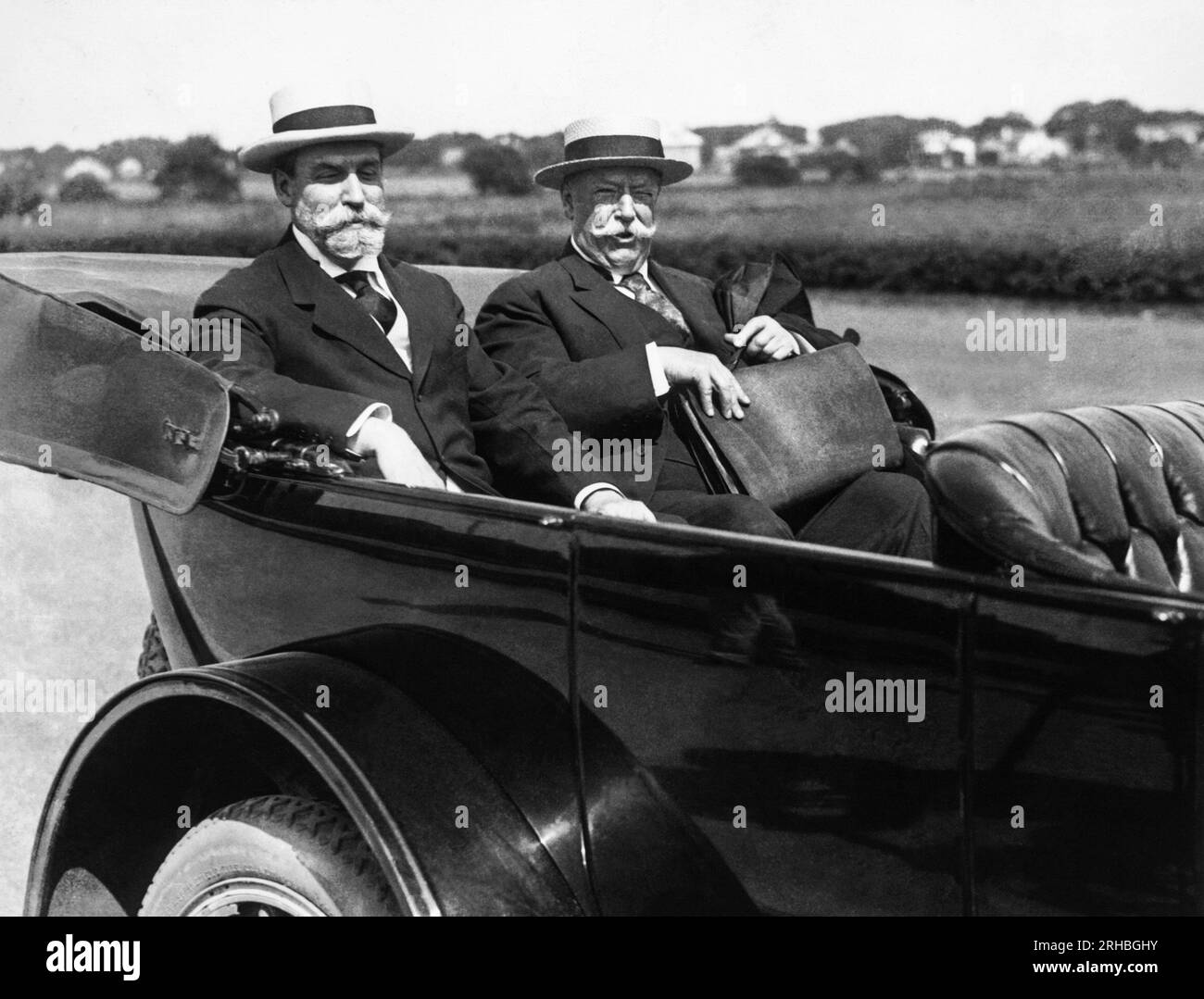 Bridgehampton, New York: 30 giugno 1916 Charles Evans Hughes, il candidato repubblicano alla carica di presidente, e William Howard Taft, l'ex presidente, arrivano in auto a Hughes nella casa estiva di Hughes. Foto Stock