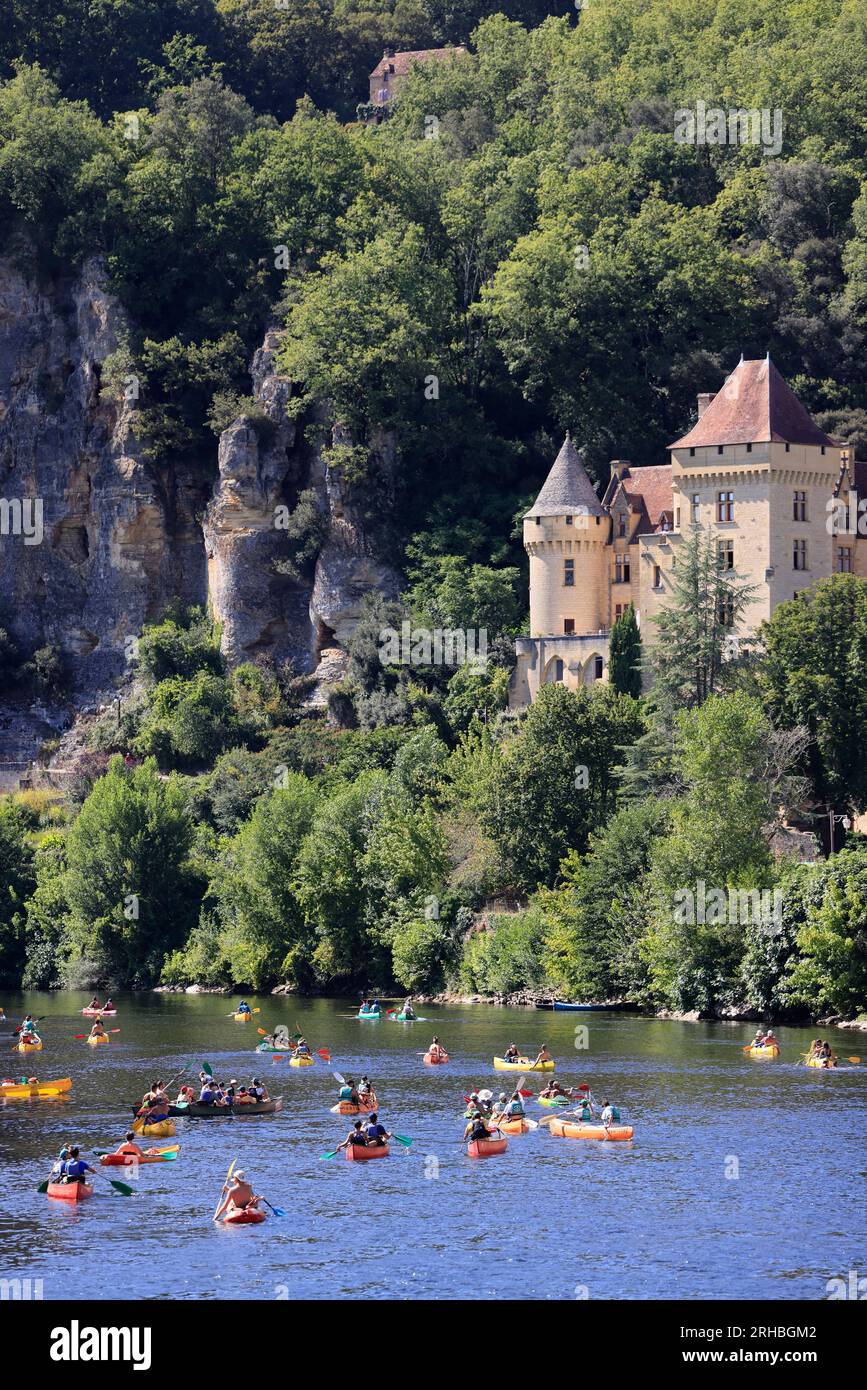 Tourisme et Promenade sur la rivière Dordogne à la Roque-Gageac en Périgord Noir. Le Village de la Roque-Gageac est classé parmi les più beaux villag Foto Stock