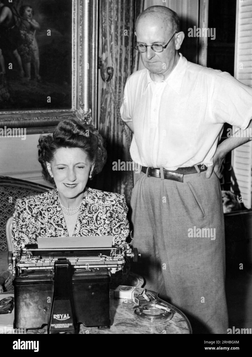 Parigi, Francia: 24 settembre 1945 lo scrittore britannico P. G. Wodehouse e sua moglie nel loro appartamento a Parigi. È il creatore del maggiordomo Jeeves e delle storie. Foto Stock