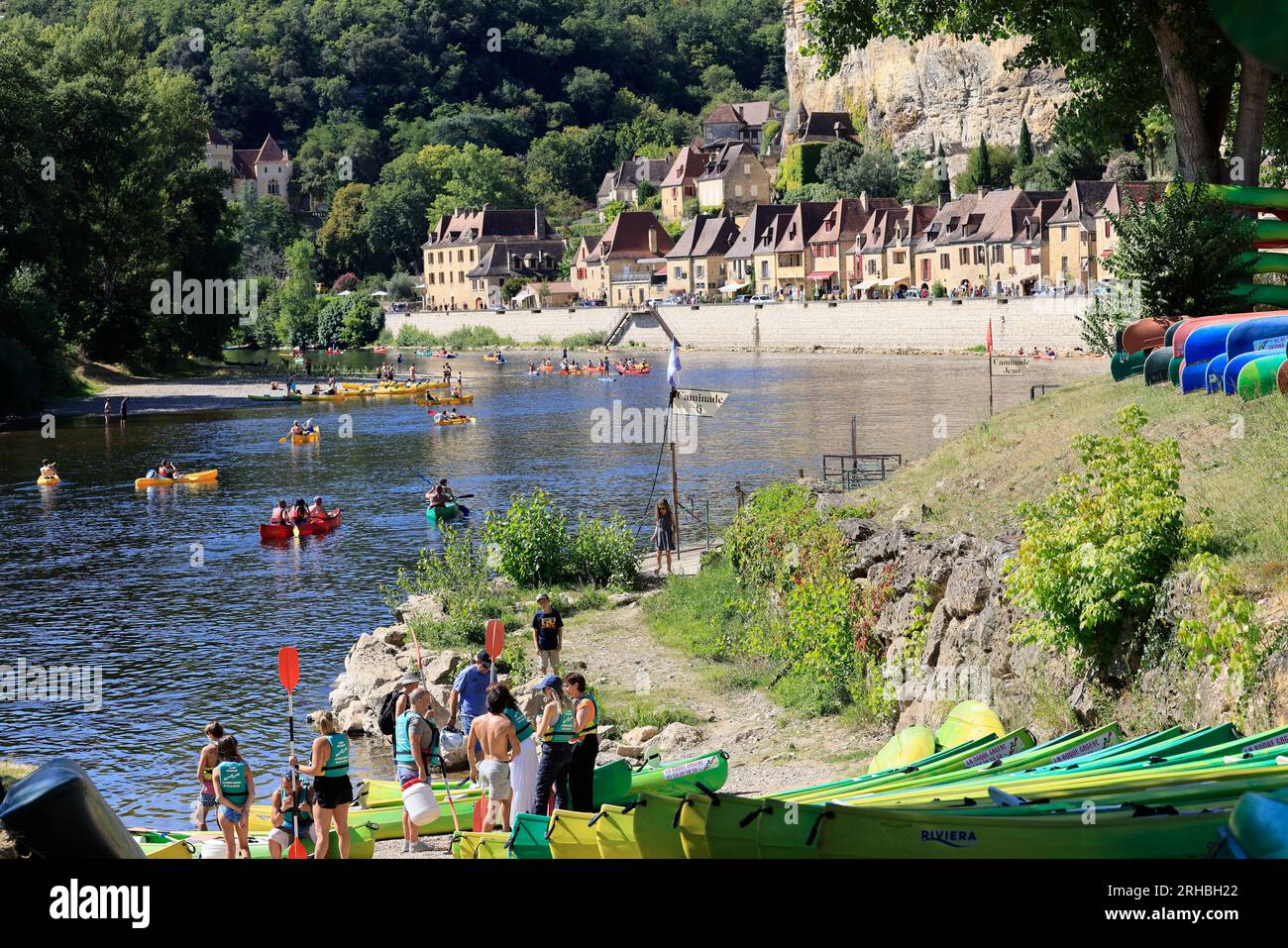 Tourisme et Promenade sur la rivière Dordogne à la Roque-Gageac en Périgord Noir. Le Village de la Roque-Gageac est classé parmi les più beaux villag Foto Stock