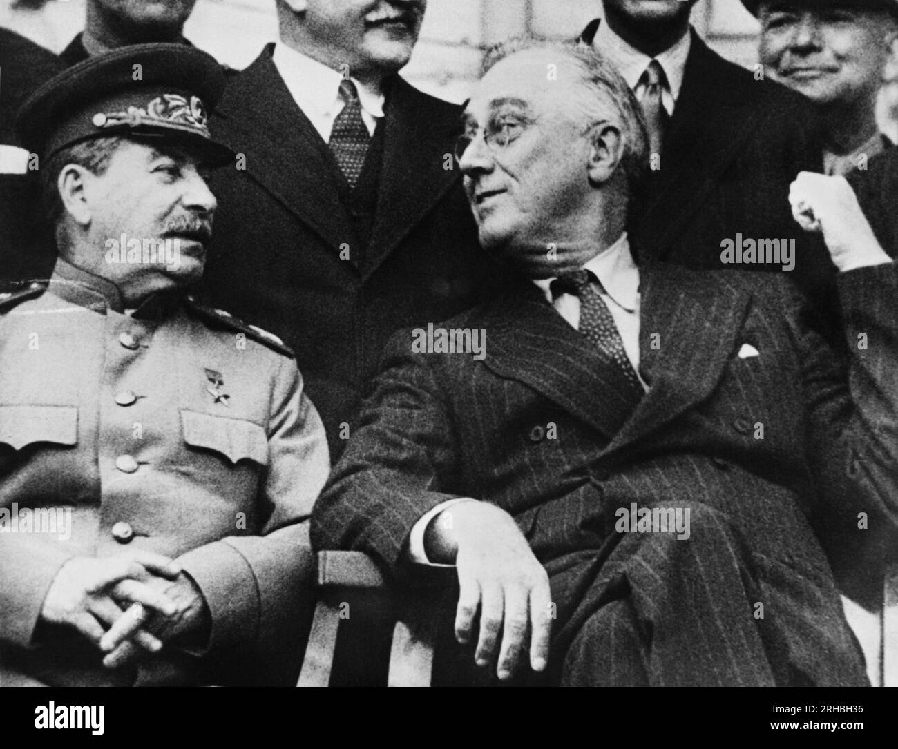 Teheran, Iran: 7 dicembre 1943 il leader russo, il maresciallo Josef Stalin e il presidente Franklin Roosevelt conferiscono nell'ambasciata sovietica durante la Conferenza di Teheran. Foto Stock