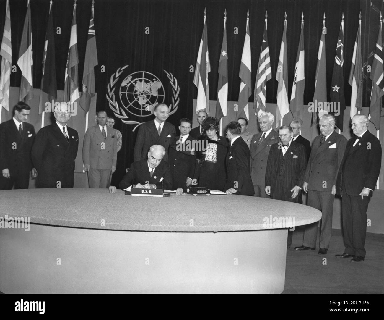 San Francisco, California: 26 giugno 1945 il presidente Truman (secondo da sinistra) guarda con orgoglio come il Segretario di Stato Edward Stettinus firma la carta delle Nazioni Unite. Foto Stock