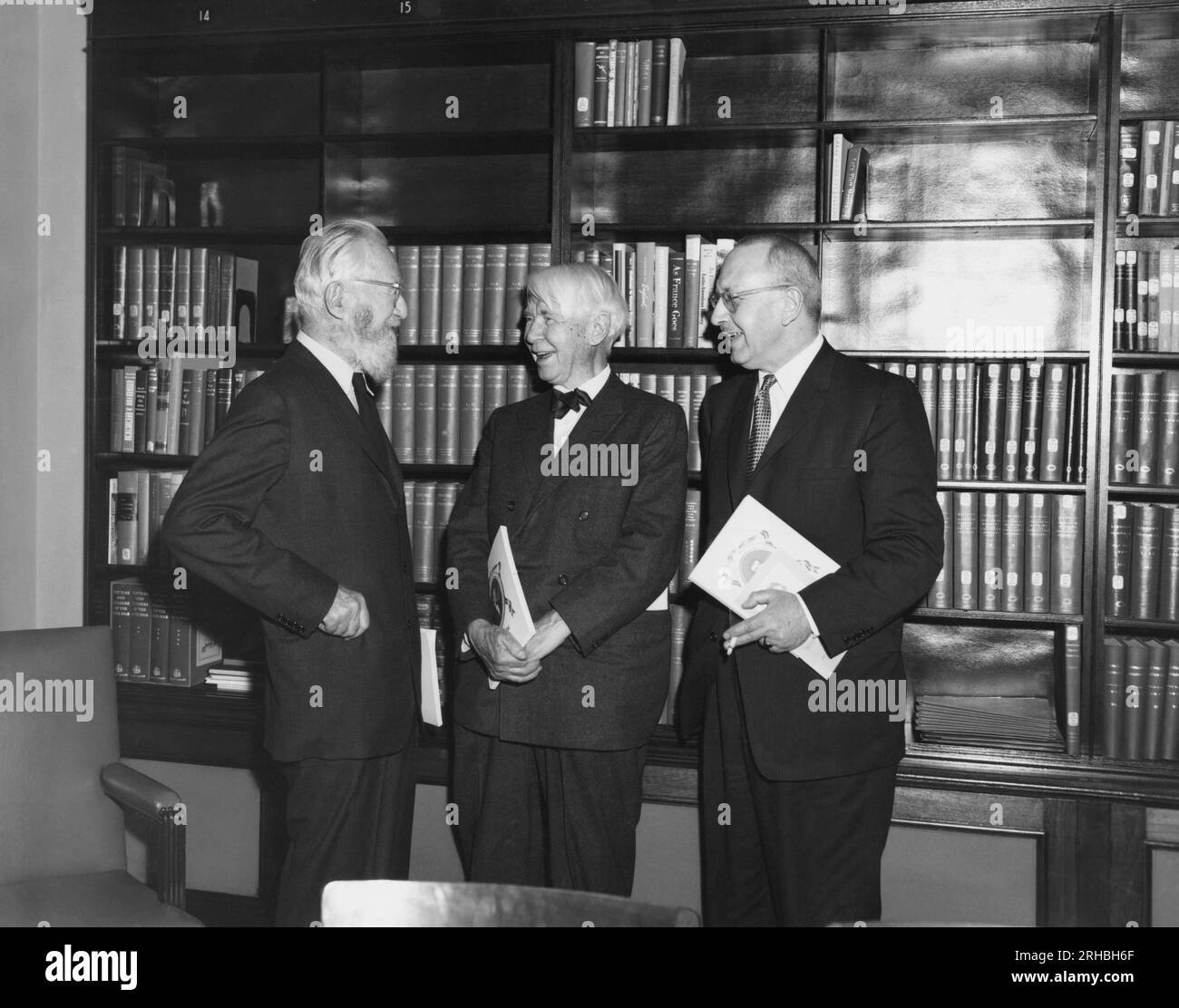 Stati Uniti: c. 1960 il fotografo Edward Steichen (L) parla con il poeta Carl Sandburg (C) e David Mearns della Biblioteca del Congresso. Foto Stock