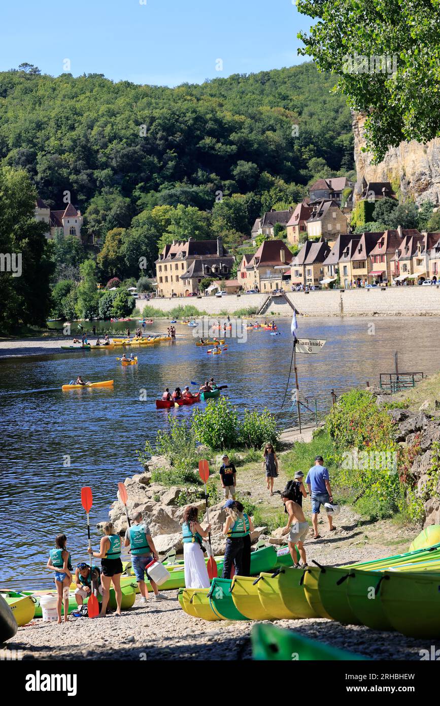 Tourisme et Promenade sur la rivière Dordogne à la Roque-Gageac en Périgord Noir. Le Village de la Roque-Gageac est classé parmi les più beaux villag Foto Stock