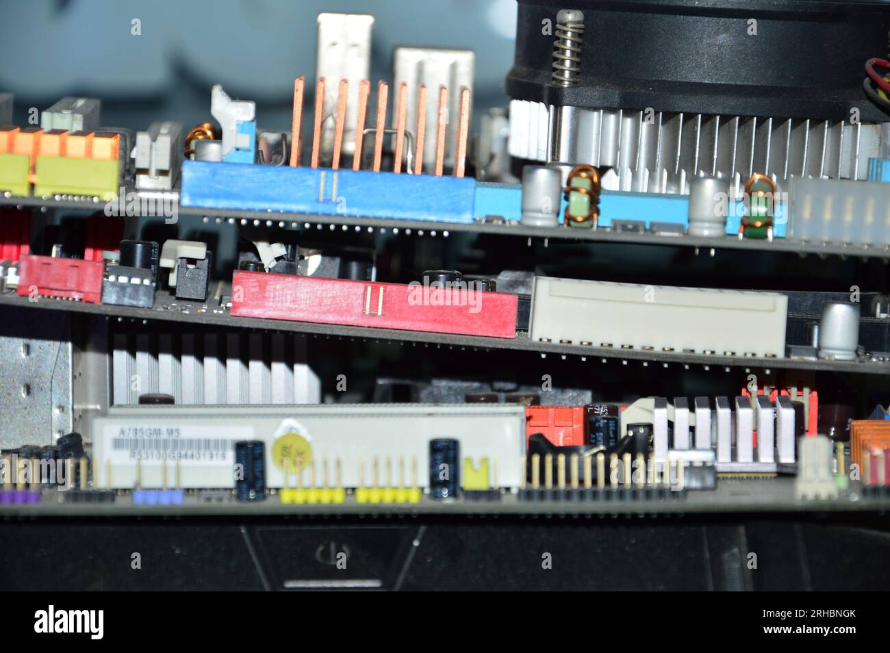 Schede madri del computer impilate in attesa di essere riciclate Foto Stock