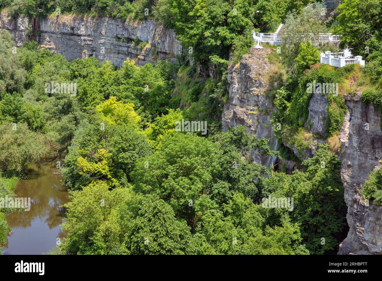 Vista sul canyon del fiume Smotrych con cascata a Kamianets-Podilskyi, Ucraina. Foto Stock