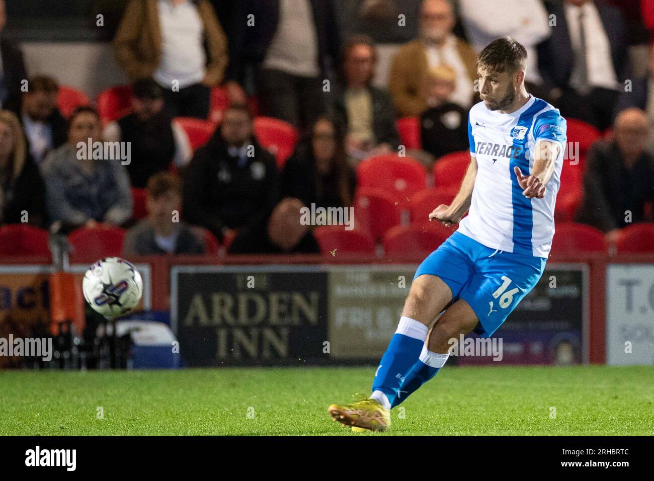 Sam Foley n. 16 del Barrow AFC durante la partita di Sky Bet League 2 tra Accrington Stanley e Barrow al Wham Stadium, Accrington martedì 15 agosto 2023. (Foto: Mike Morese | mi News) crediti: MI News & Sport /Alamy Live News Foto Stock