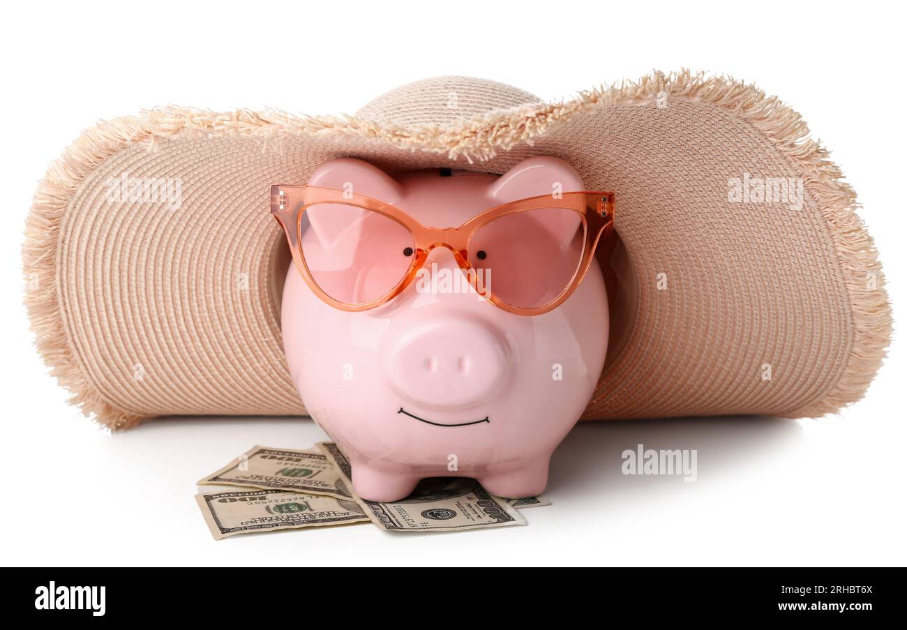 Salvadanaio con cappello in vimini, occhiali da sole e denaro su sfondo  bianco. Concetto di risparmio per i viaggi Foto stock - Alamy