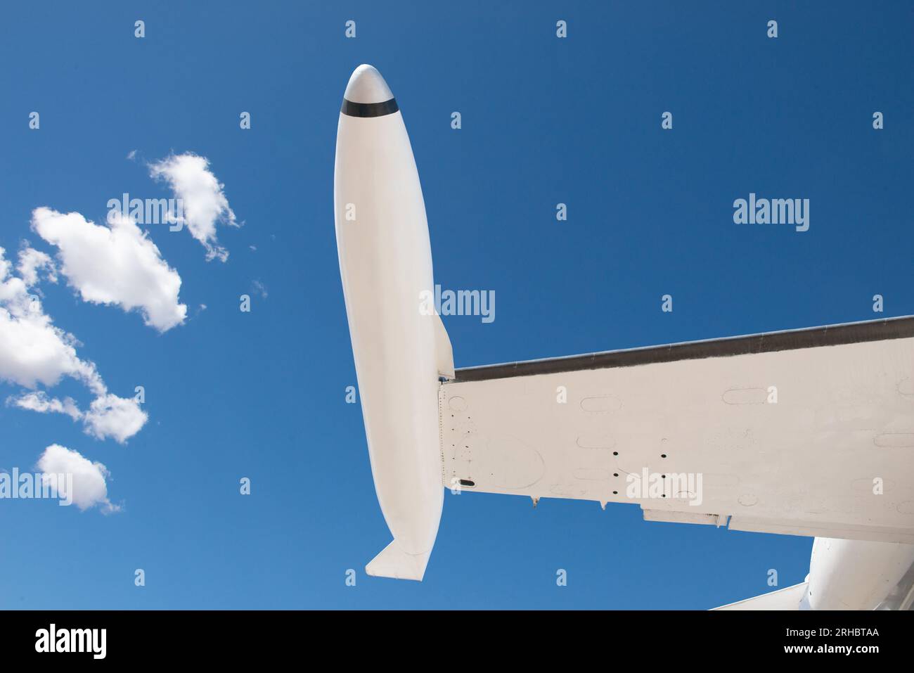 Primo piano di un business jet con cialde a punta alare in volo Foto Stock