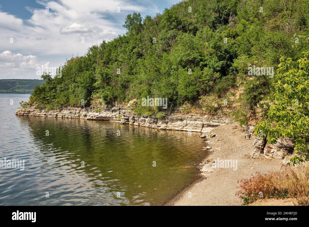 Bacino idrico della baia di Bakota sul fiume Dnister nel Parco Nazionale Podilski Tovtry, Ucraina. Foto Stock